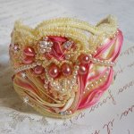 Bracelet Les Délices de L'Eté manchette Haute-Couture brodé avec un ruban de soie jaune et Rose, des perles rondes, des gouttes nacrées et des rocailles